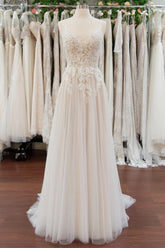 Vestido de novia elegante de tul con escote en V y apliques en forma de A